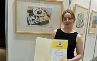 Mathilde Rüberg vor ihrem ausgezeichneten Bild zum Thema „Weggehen müssen … Flucht und Vertreibung“