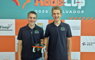 Jakob Wangerin und Jonas Müther mit ihrem Roboter