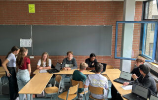 In einem Klassenzimmer stellen Schülerinnen und Schüler ihre Sozialpraktika vor.