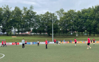 Schülerinnen und Schüler spielen Fußball