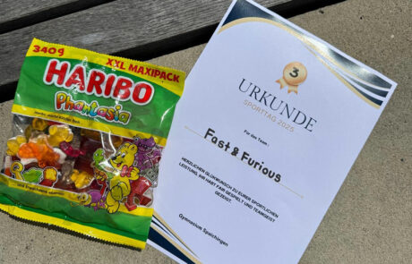 Eine Siegerurkunde und eine Packung Gummibären