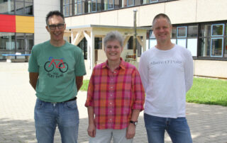 Die drei Jubilare Frank Banzhaf, Ute Aippersbach und Christoph Timm im Hof des Gymnasiums Spaichingen