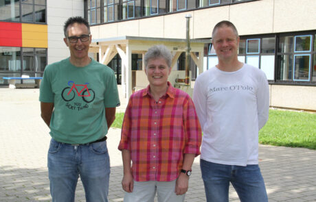 Die drei Jubilare Frank Banzhaf, Ute Aippersbach und Christoph Timm im Hof des Gymnasiums Spaichingen