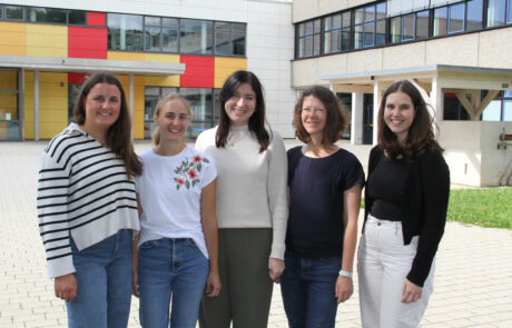 Die neuen Lehrerinnen im Hof des Gymnasiums Sapichingen