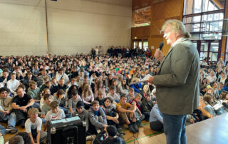 Schulleiter Jürgen Pach begrüßt die Schulgemeinschaft des Gymnaiums Spaichingen in der Stadthalle