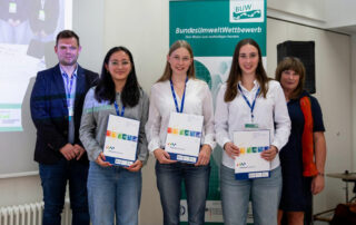 Die Preisträgerinnen mit ihren Urkunden.