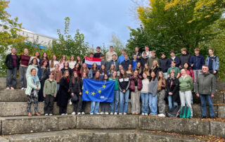 Die niederländischen und deutschen Schülerinnen und Schüler im Rondell auf dem Schulhof des Gymnasiums Spaichingen