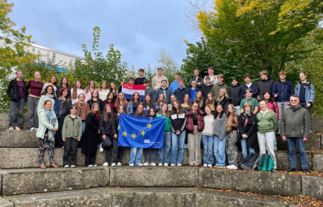 Die niederländischen und deutschen Schülerinnen und Schüler im Rondell auf dem Schulhof des Gymnasiums Spaichingen