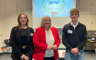Bundestagsabgeordnete Maria-Lena Weiss mit Präsident Luke Berner und Vizepräsidentin Mathilde Rüberg im Parlament von Trimon