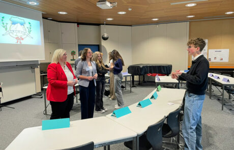 Trimon-Präsident Luke Berner erklärt der Bundestagsabgeordneten Maria-Lena Weiss die Arbeitsweise des Parlaments