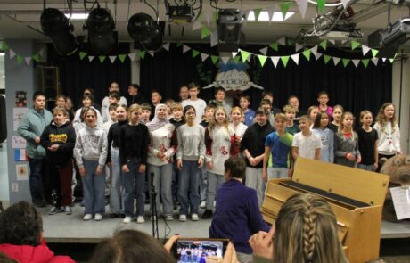 Ein Chor unter der Leitung von Miriam Wolff singt die trimogassische Nationalhymne