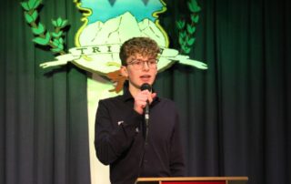 Präsident Luke Berner hält eine Rede.