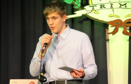 Kulturminister Amos Wangerin hält eine Rede.