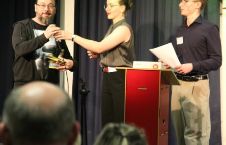 Vizepräsidentin Mathilde Rüberg und Präsident Luke Berner bedanken sich bei Initiator und Hauptorganisator Michael Hauß