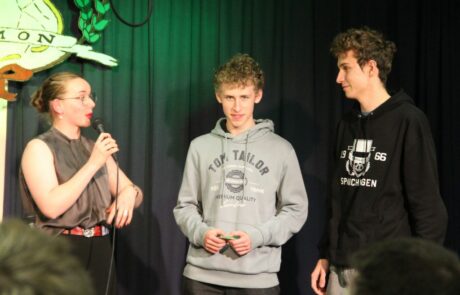 Vizepräsidentin Mathilde Rüberg bedankt sich bei den beiden Machern der Trimon-Homepage Simon Müther und Joel Dankert.