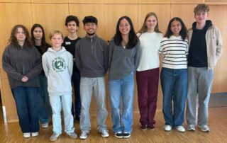 Die neue Schülersprecherin, ihr Stellvertreter, die Unterstufensprecherin, der Mittelstufensprecher sowie die Mitglieder der Schulkonferenz und deren Stellvertreter und Stellvertreterinnen