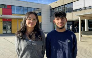 Die neue alte Schülersprecherin und der neue stellvertretende Schülersprecher im Pausenhof des Gymnasiums Spaichingen