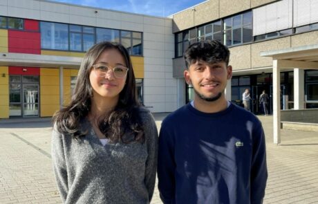 Die neue alte Schülersprecherin und der neue stellvertretende Schülersprecher im Pausenhof des Gymnasiums Spaichingen