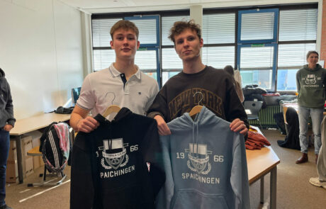 Verkauf von Hoodies mit dem Emblem des Gymnasiums Spaichingen