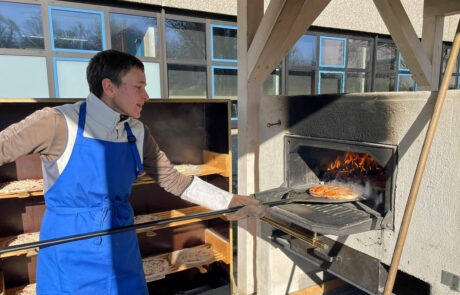 Leckere Pizza direkt aus dem Holzbackofen