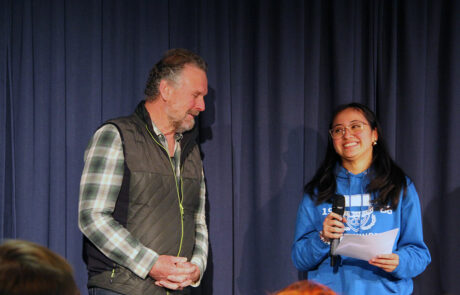 Schülersprecherin Melissa Horras und Hausmeister Herbert Schnee