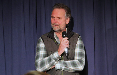 Herbert Schnee auf der Bühne der Aula des Gymnasiums Spaichingen