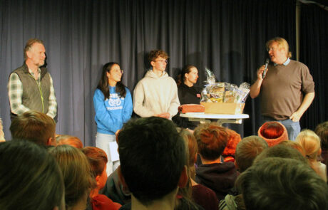 Herbert Schnee mit Vertretern der Schülerschaft und Schulleiter Jürgern Pach