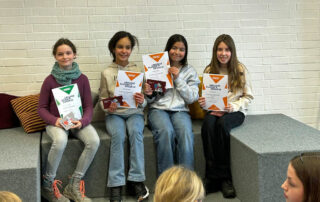Die vier Klassensiegerinnen mit ihren Urkunden