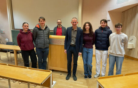 Der Leistungskurs Religion mit Professor Dr. Volker Henning Drecoll im Hörsaal des Theologicums