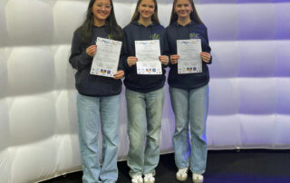 Melissa Horras, Teresa Hauser und Theresa Unz mit ihren Urkunden bei der Preisverleihung