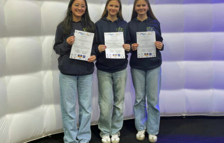 Melissa Horras, Teresa Hauser und Theresa Unz mit ihren Urkunden bei der Preisverleihung