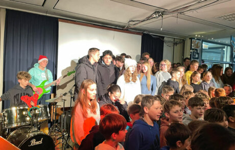 Schulchor und Sechstklässler singen Weihnachtslieder