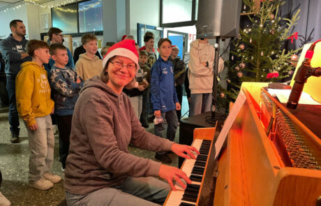 Musiklehrerin Margret Fuhrmann am Klavier