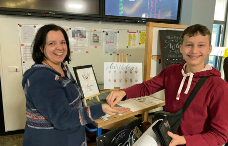 Kunstlehrerin Annegret Eddahbi an ihrem Stand