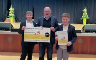 Die beiden Preisträger mit dem Verkehrsminister