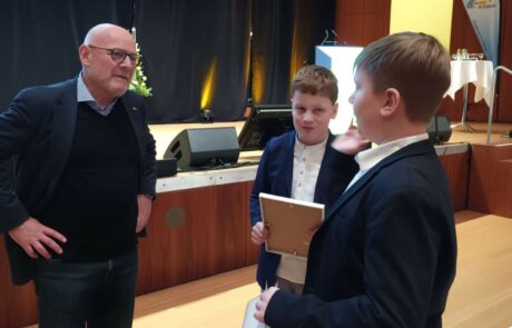 Die beiden Preisträger im Gespräch mit dem Verkehrsminister