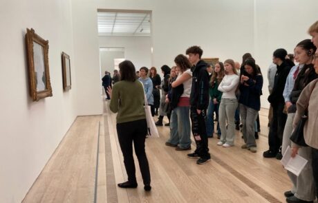 Schülerinnen und Schüler betrachten ein Bild der Aussatellung