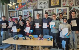 Die Robotik-Teams im Büro von Schulleiter Jürgen Pach