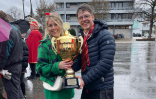 Die Sieger des Deichelbohrens mit Pokal