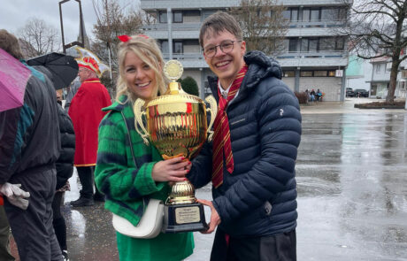 Schmotziger Donnerstag 23 Die Sieger des Deichelbohrens mit Pokal