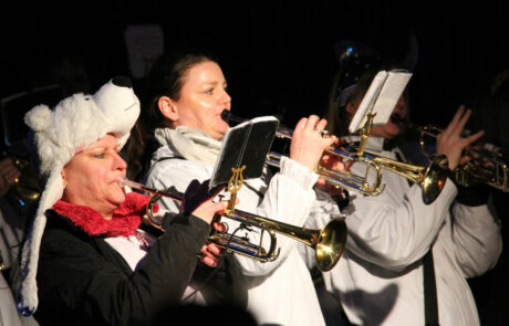 Schmotziger Donnerstag 22 Guggenmusikerinnen mit Trompete
