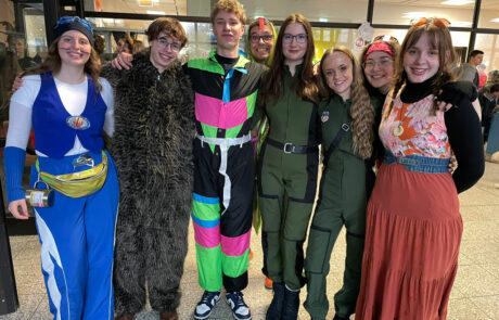 Schmotziger Donnerstag 3 Verkleidete Schülerinnen und Schüler