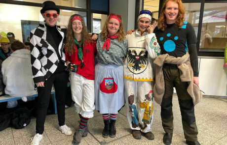 Schmotziger Donnerstag 4 Verkleidete Schülerinnen und Schüler