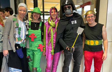 Schmotziger Donnerstag 5 Verkleidete Lehrerinnen und Lehrer