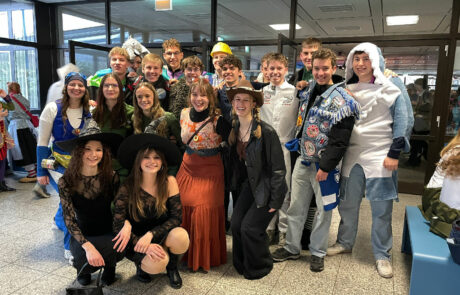 Schmotziger Donnerstag 7 Viele verkleidte Schülerinnen udn Schüler der Klassenstufe 12