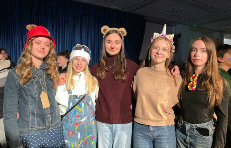 Schmotziger Donnerstag 10 Verkleidete Schülerinnen