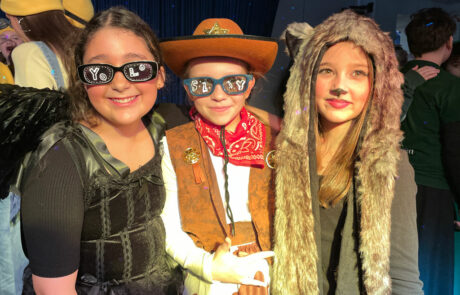 Schmotziger Donnerstag 12 Verkleidete Schülerinnen