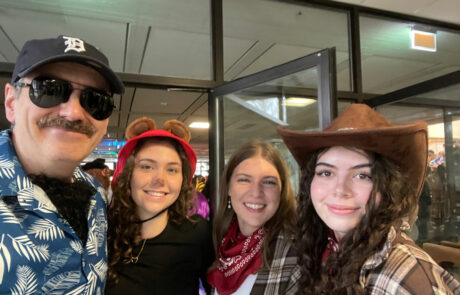 Schmotziger Donnerstag 15 Verkleidte Schülerinnen mit Lehrer