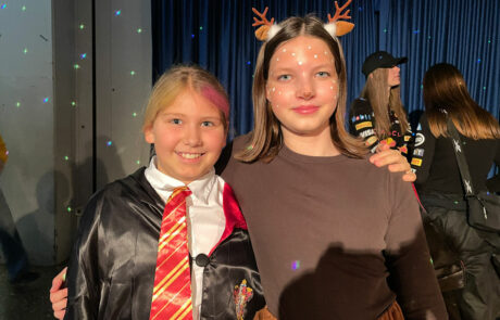 Schmotziger Donnerstag 16 Verkleidete Schülerinnen