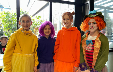 Schmotziger Donnerstag 17 Verkleidete Schülerinnen